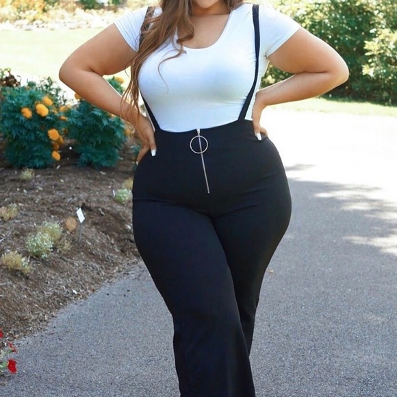 Black overalls with flare pants and a zipper. Never wore it - Picture 2 of 4